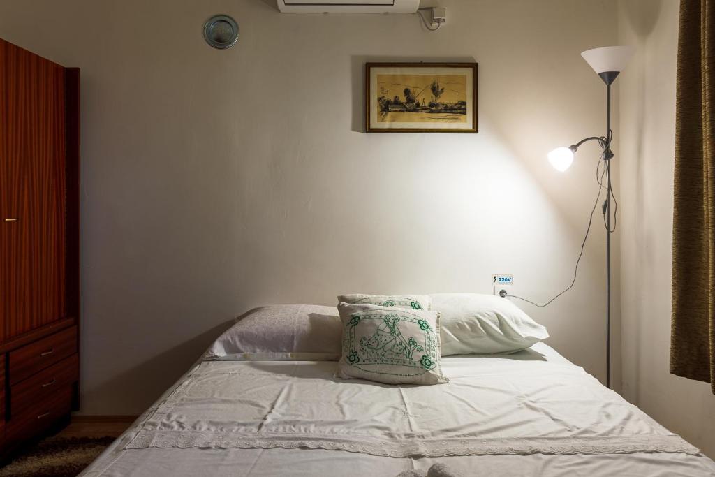 ゴルバッツにあるApartment & Rooms Aleksandarのベッドルーム1室(枕付)