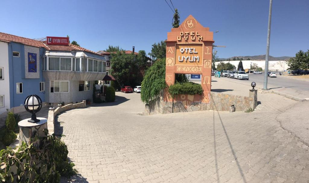 um sinal para um hotel numa rua de tijolos em Uyum Hotel em Pamukkale