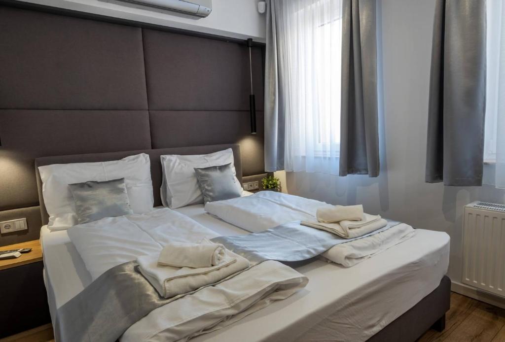 Postel nebo postele na pokoji v ubytování Minaret Residence & Relax Pécs
