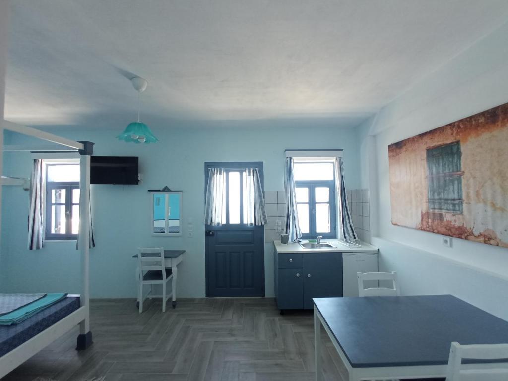 Postel nebo postele na pokoji v ubytování Anemos Guest House Karpathos
