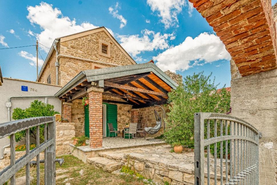 Budova, v ktorej sa dovolenkový dom nachádza