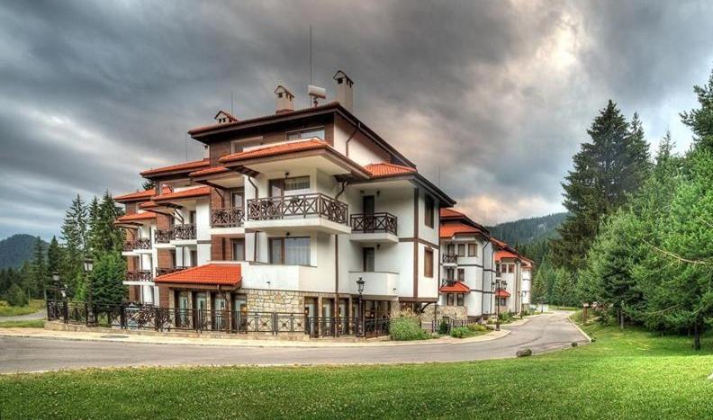 een groot appartementencomplex met balkons in een straat bij Апартамент в MountainLake in Smolyan