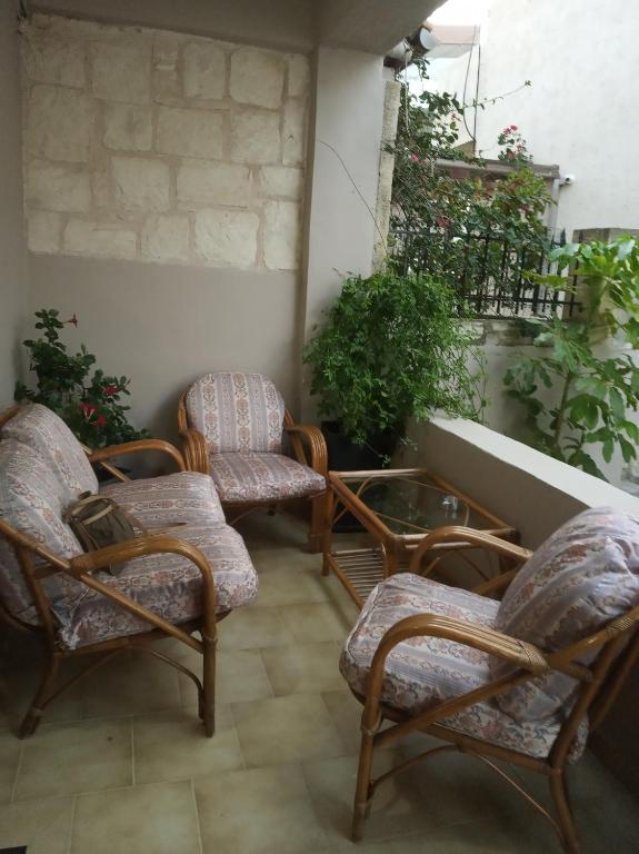 Ein Sitzbereich in der Unterkunft Buganvilla Sea View apts