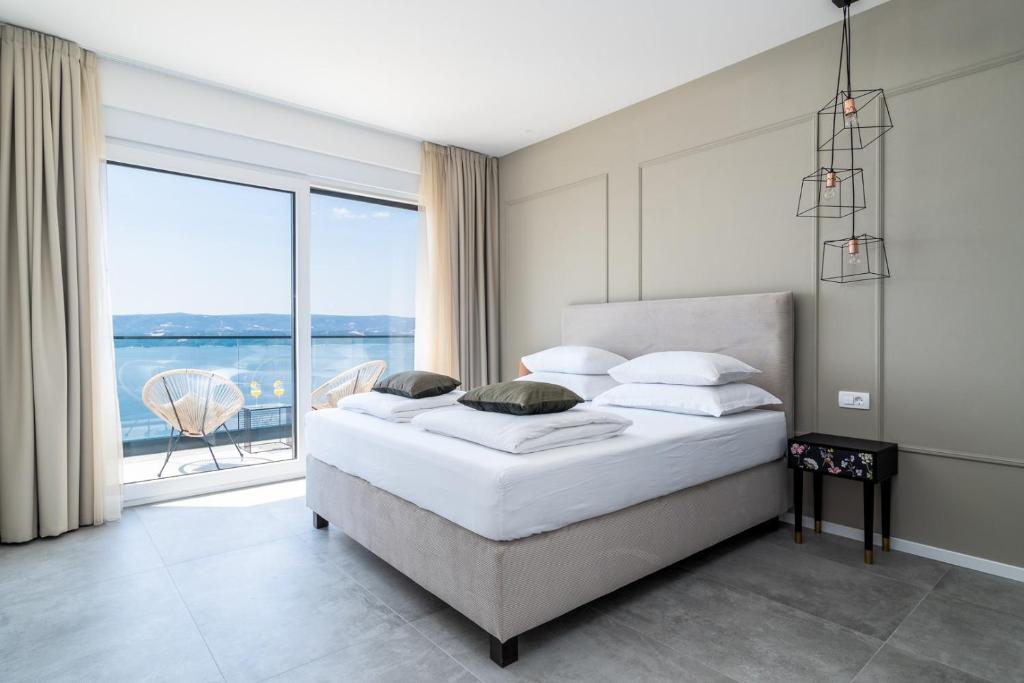 Posteľ alebo postele v izbe v ubytovaní Seaview Villa Marila with a private pool with hydromassage, 3 en suite bedrooms, 1km from beach