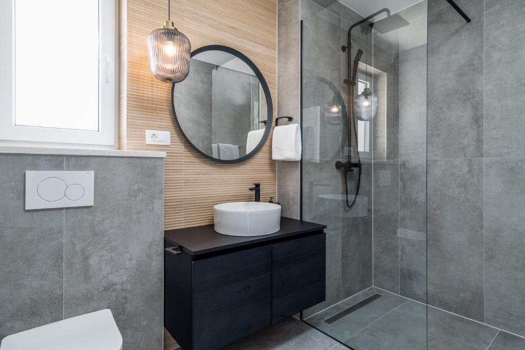 Kúpeľňa v ubytovaní Seaview Villa Marila with a private pool with hydromassage, 3 en suite bedrooms, 1km from beach