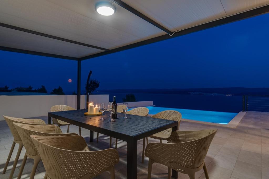 Bazén v ubytovaní Seaview Villa Marila with a private pool with hydromassage, 3 en suite bedrooms, 1km from beach alebo v jeho blízkosti