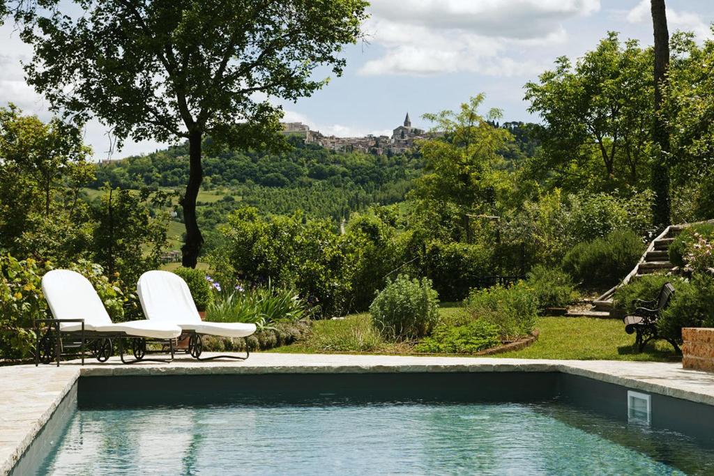 The swimming pool at or close to Gli Appartamenti Di Torre Bertona