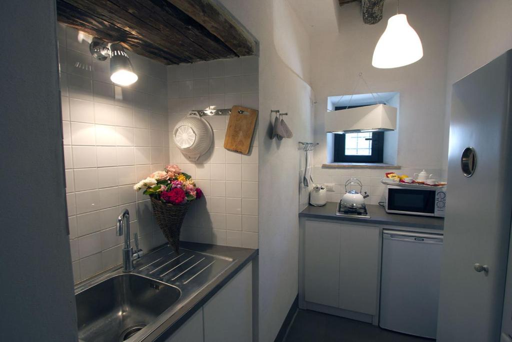 A kitchen or kitchenette at Gli Appartamenti Di Torre Bertona