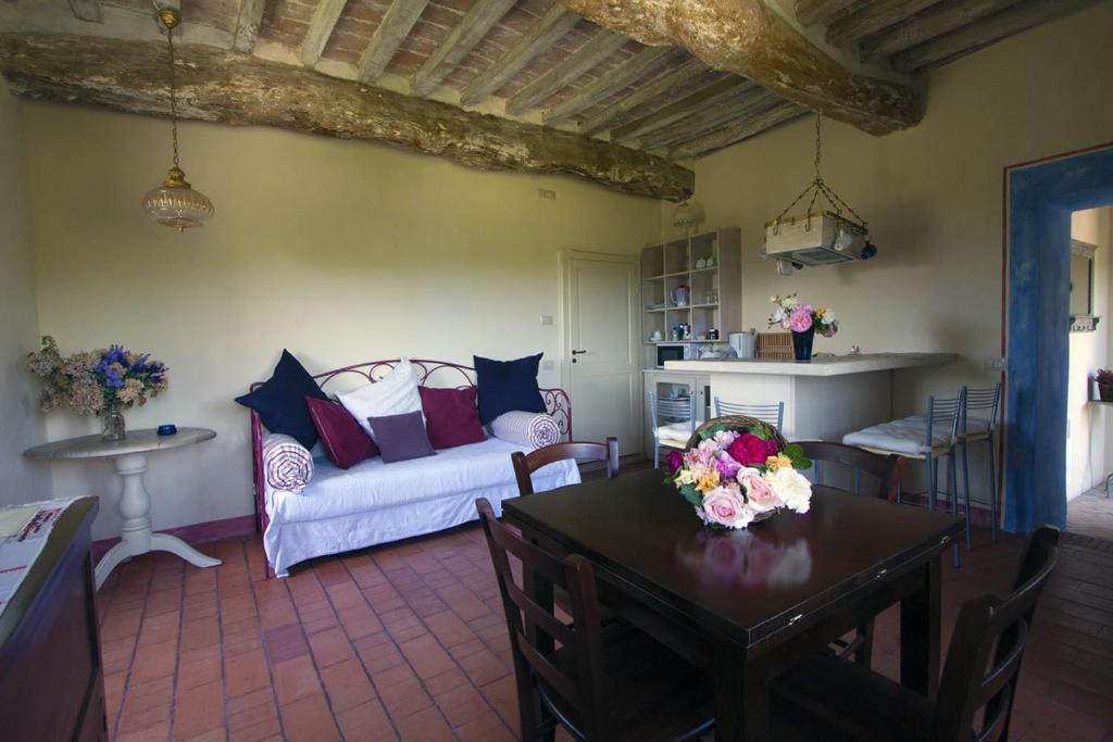 A seating area at Gli Appartamenti Di Torre Bertona