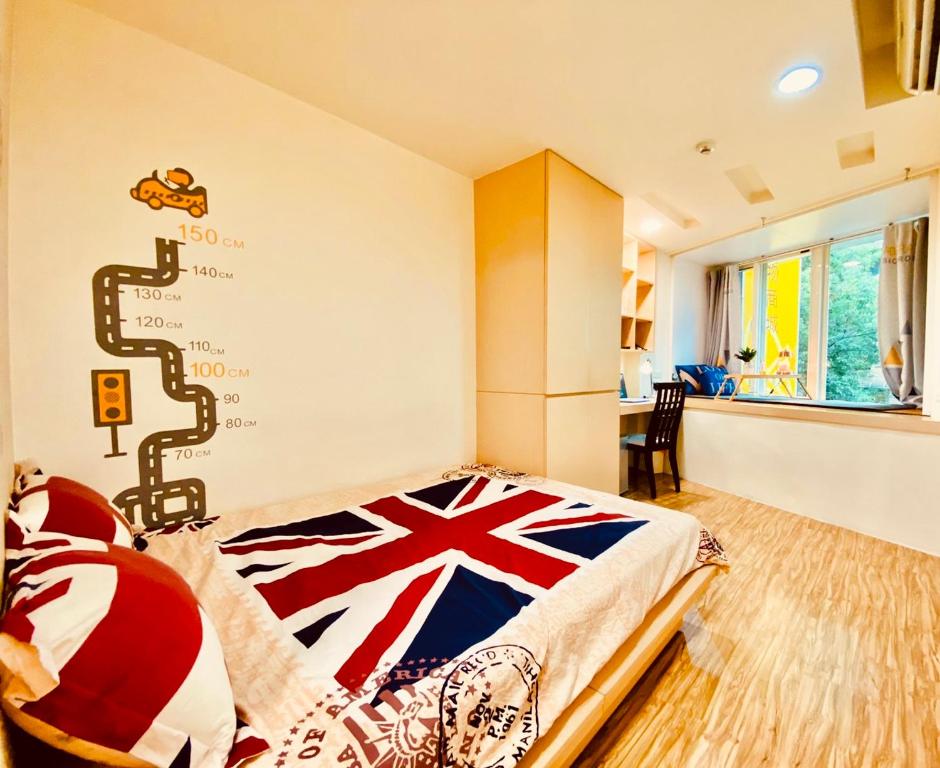 a bedroom with a bed with a british flag on it at Cama in Chih-nan-shan-chuang
