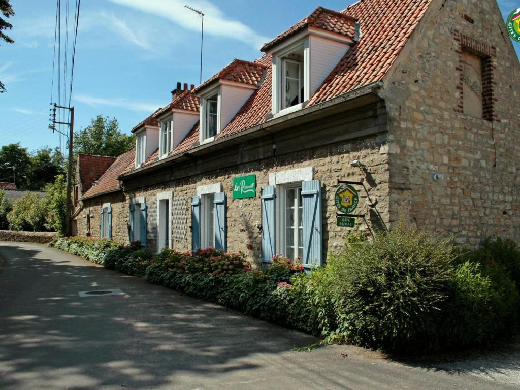 um edifício de tijolos com uma placa na lateral em Gîte Wimille, 3 pièces, 4 personnes - FR-1-376-96 em Wimille