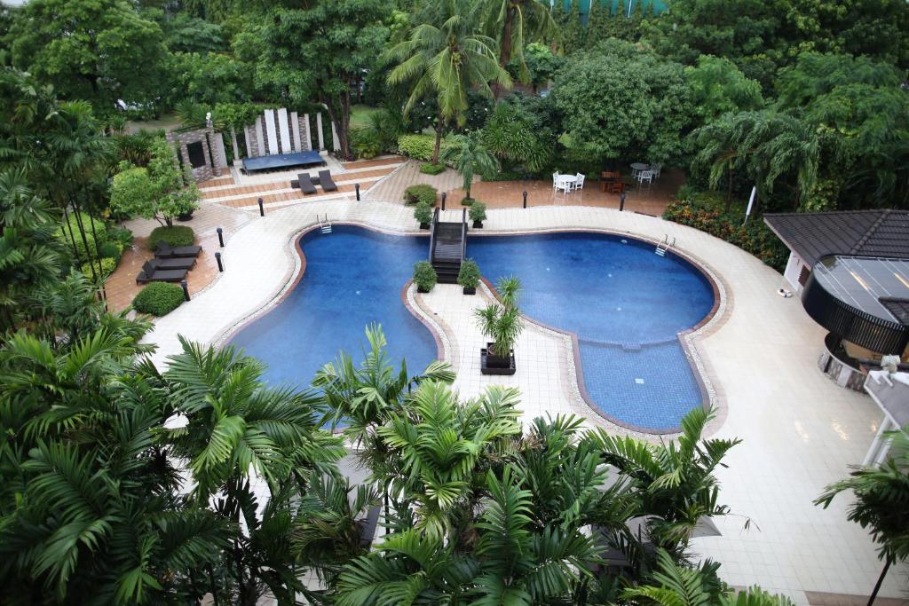 uma vista superior de uma piscina num resort em SC Park Hotel em Bangkok