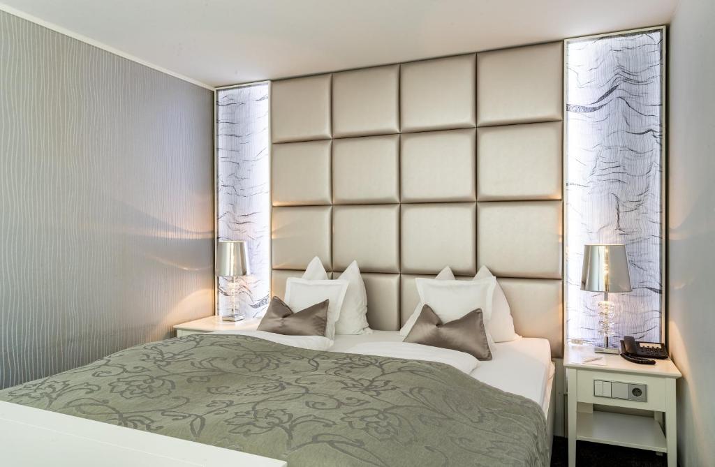 Postel nebo postele na pokoji v ubytování Hotel Residenz Passau
