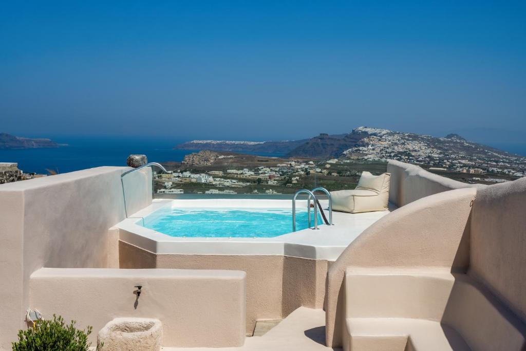 Phaos 1870, A restored Winery في بيرغوس: وجود حوض استحمام ساخن على جانب المنزل