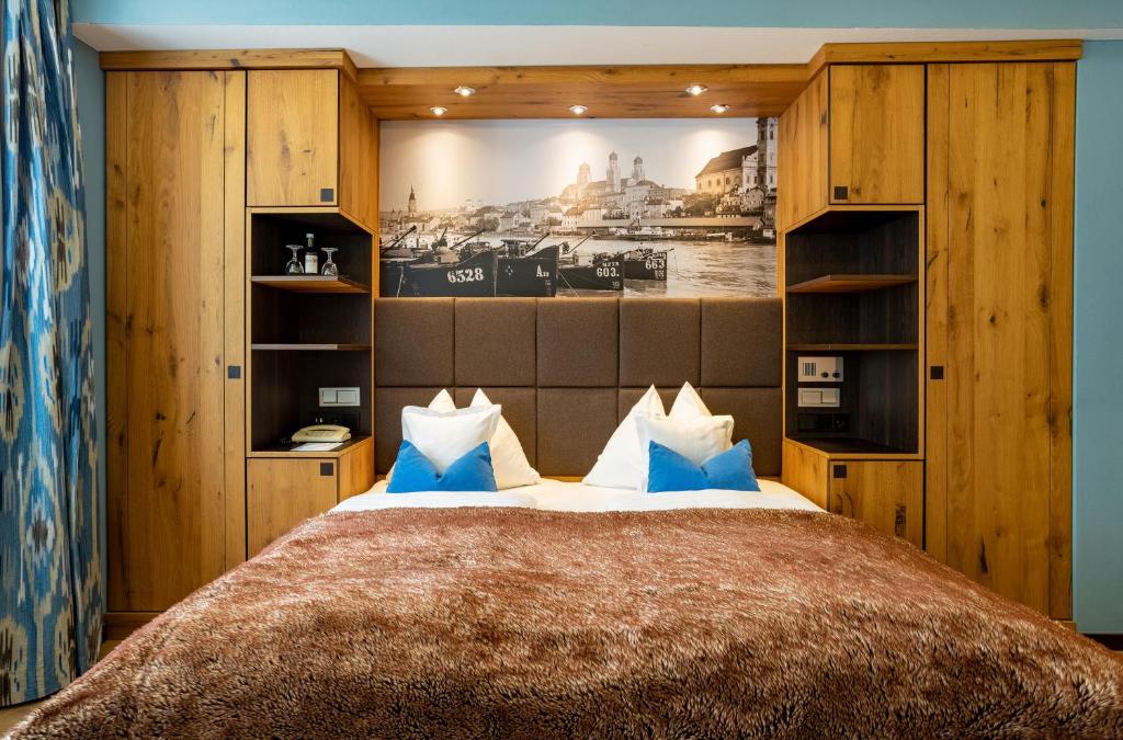 Een bed of bedden in een kamer bij Hotel Residenz Passau