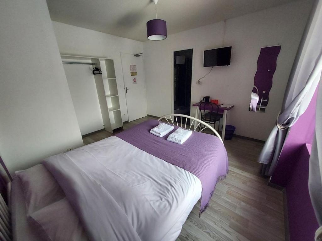 Postel nebo postele na pokoji v ubytování Hôtel le Comtois