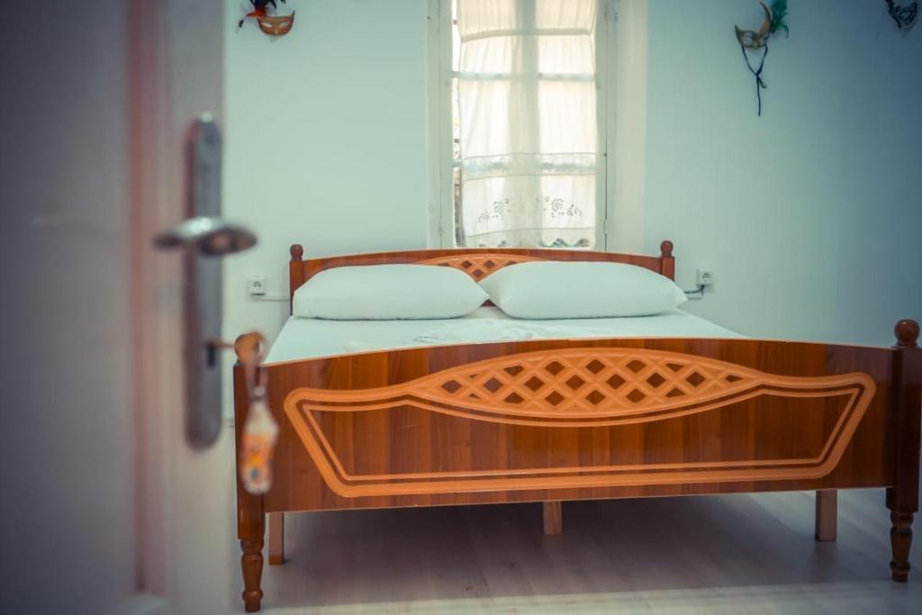 Postel nebo postele na pokoji v ubytování Flora's Guesthouse 'The Fir Gate'