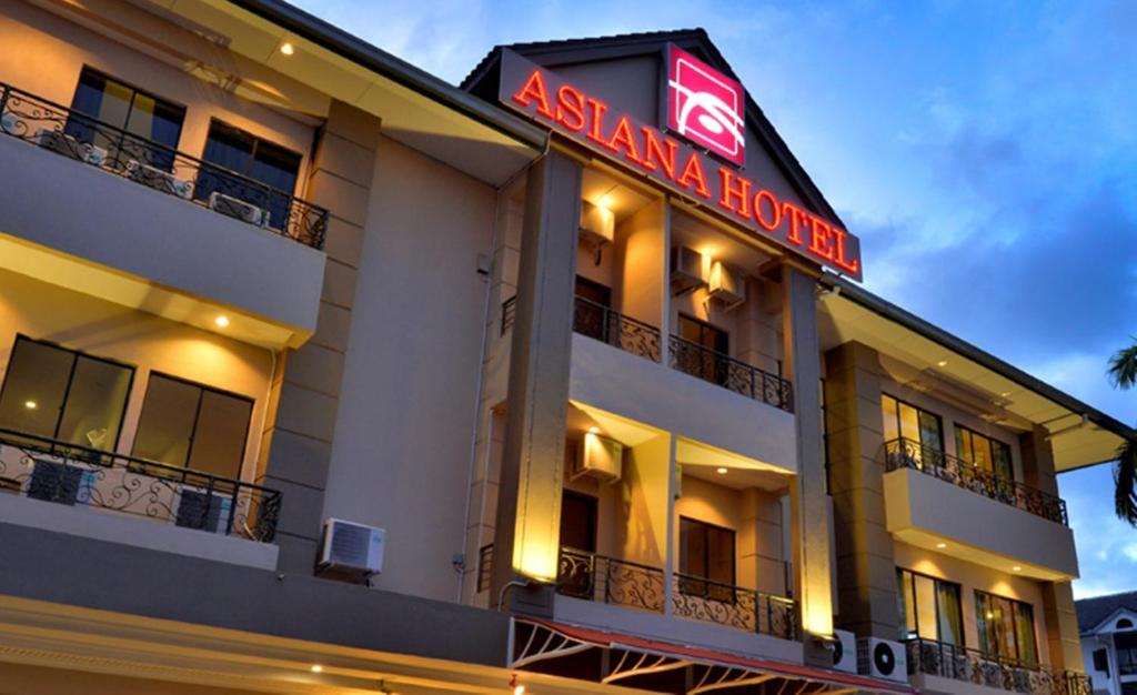un hotel con un cartel en el costado en Asiana Hotel, en Kota Kinabalu