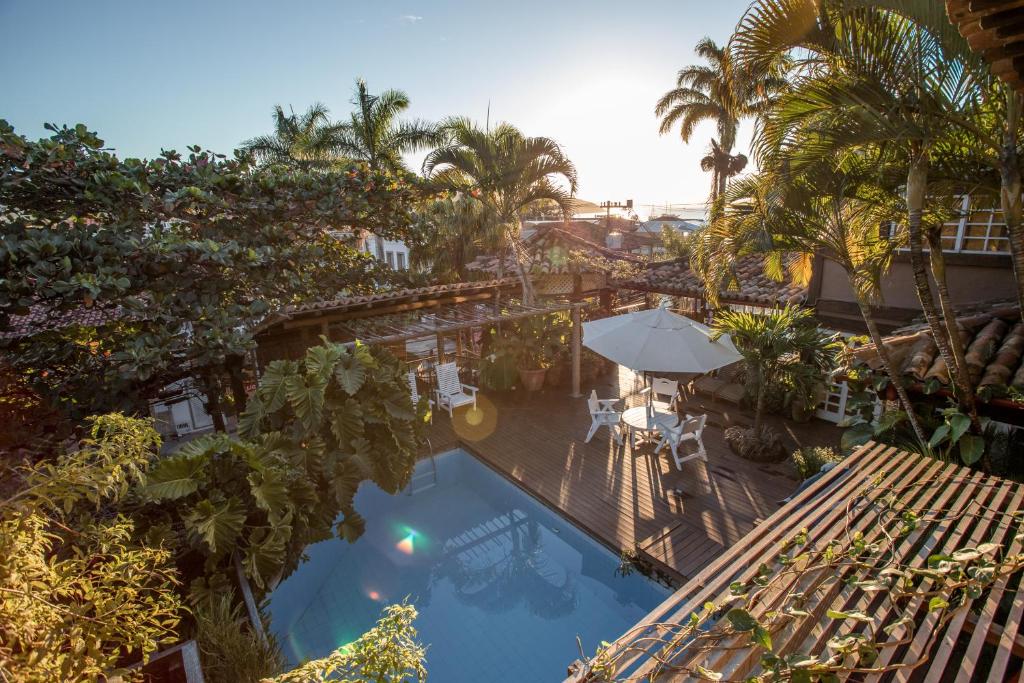 an overhead view of a swimming pool with palm trees at Pousada Vila do Mar in Búzios