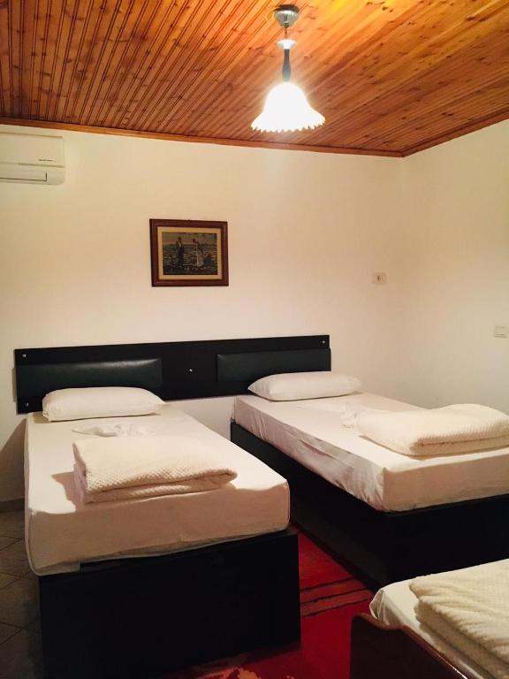 Postel nebo postele na pokoji v ubytování Flora's Guesthouse 'The Fir Gate'