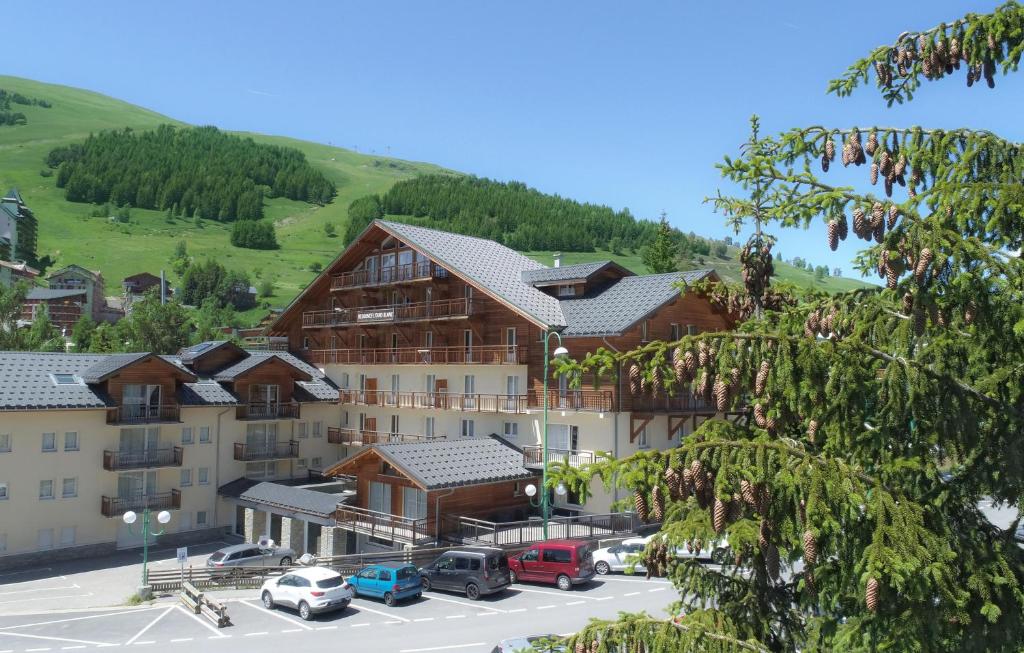 Nespecifikovaný výhled na hory nebo výhled na hory při pohledu z aparthotelu