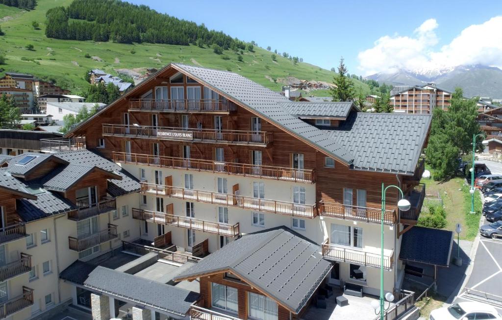 Nespecifikovaný výhled na hory nebo výhled na hory při pohledu z aparthotelu
