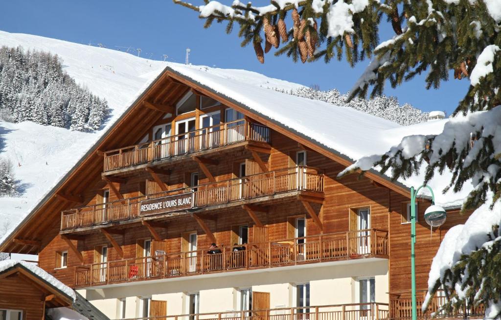 Nespecifikovaný výhled na hory nebo výhled na hory při pohledu z aparthotelu