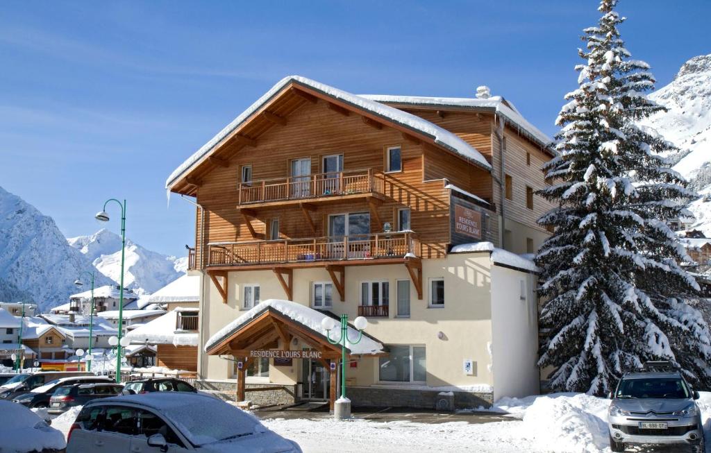 Nespecifikovaný výhled na hory nebo výhled na hory při pohledu z aparthotelu