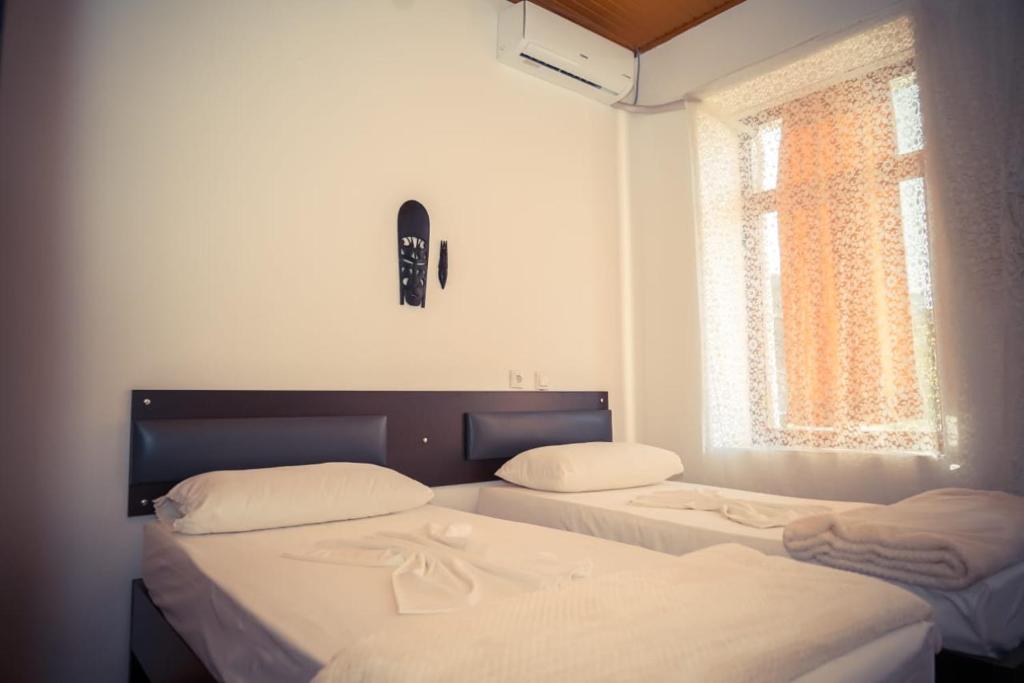 Postel nebo postele na pokoji v ubytování Flora's Guesthouse 'The Fir Gate'