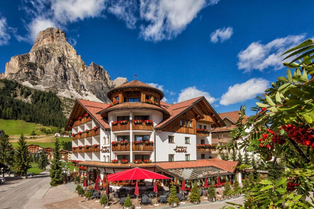 a hotel with a mountain in the background at Hotel Table in Corvara in Badia