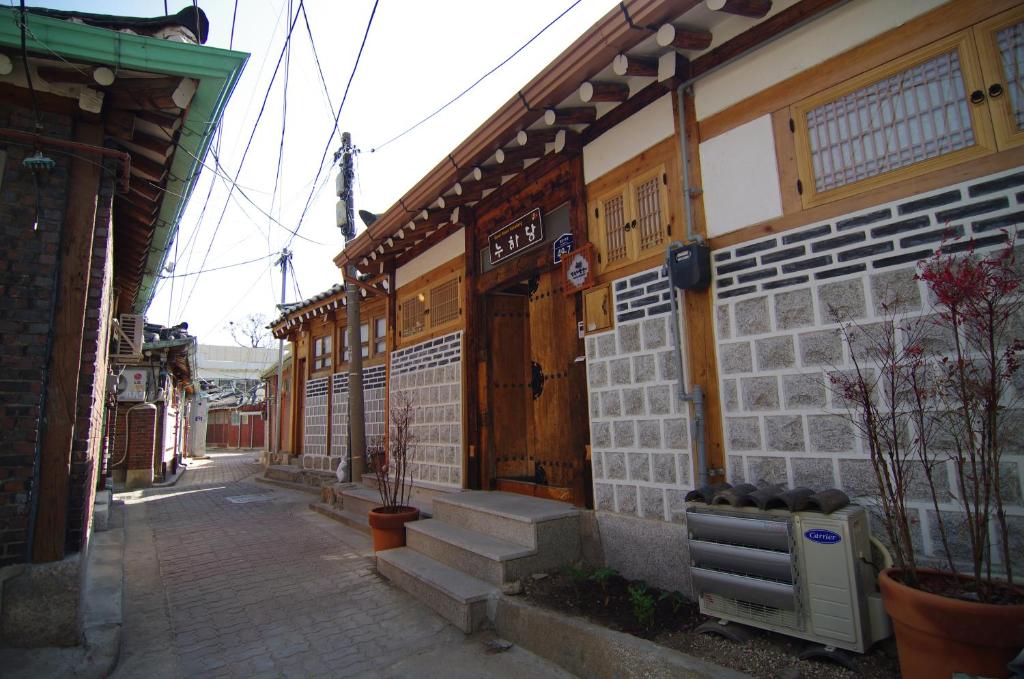 an alley with a building with a door on it at Hanok Guesthouse Nuha in Seoul