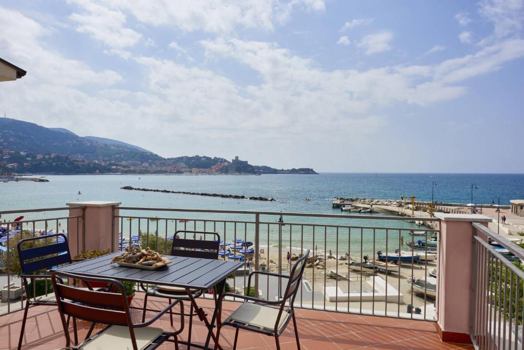 een balkon met een tafel en stoelen en uitzicht op de oceaan bij MaRea in Lerici