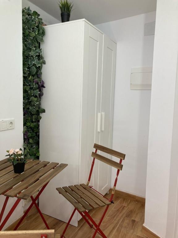 Zdjęcie z galerii obiektu Malagueña Salerosa "Apartamento - estudio con terraza" En casa típica de 1 a 4 dormitorios w Maladze
