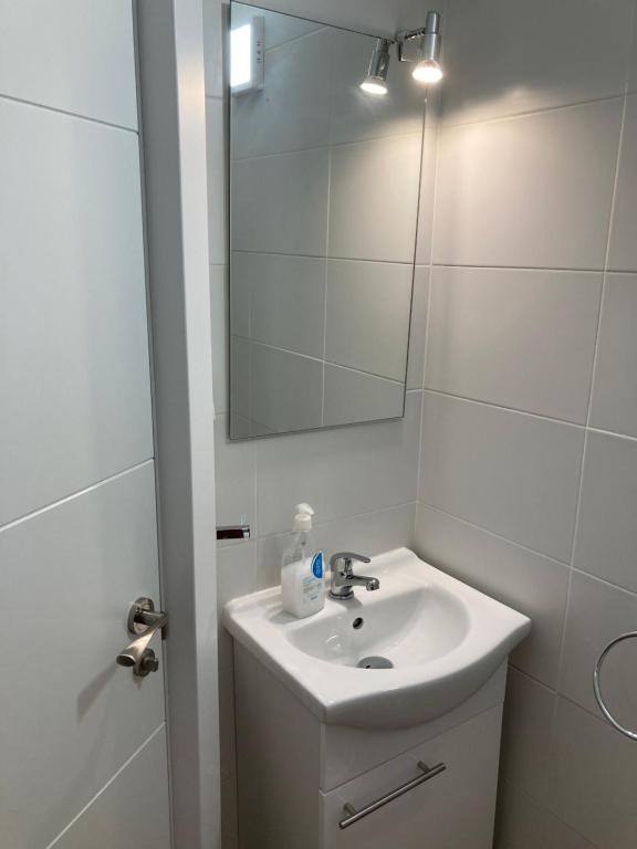 Łazienka w obiekcie Malagueña Salerosa "Apartamento - estudio con terraza" En casa típica de 1 a 4 dormitorios