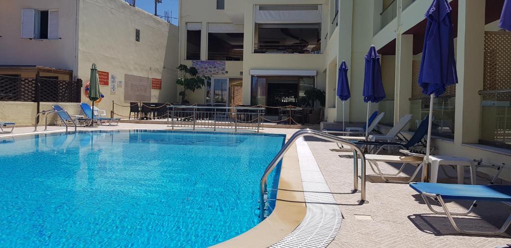 Bazén v ubytování Alexandros Hotel nebo v jeho okolí