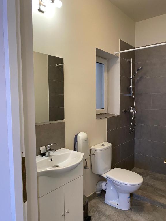 Un baño de Boutique Rooms with Parking