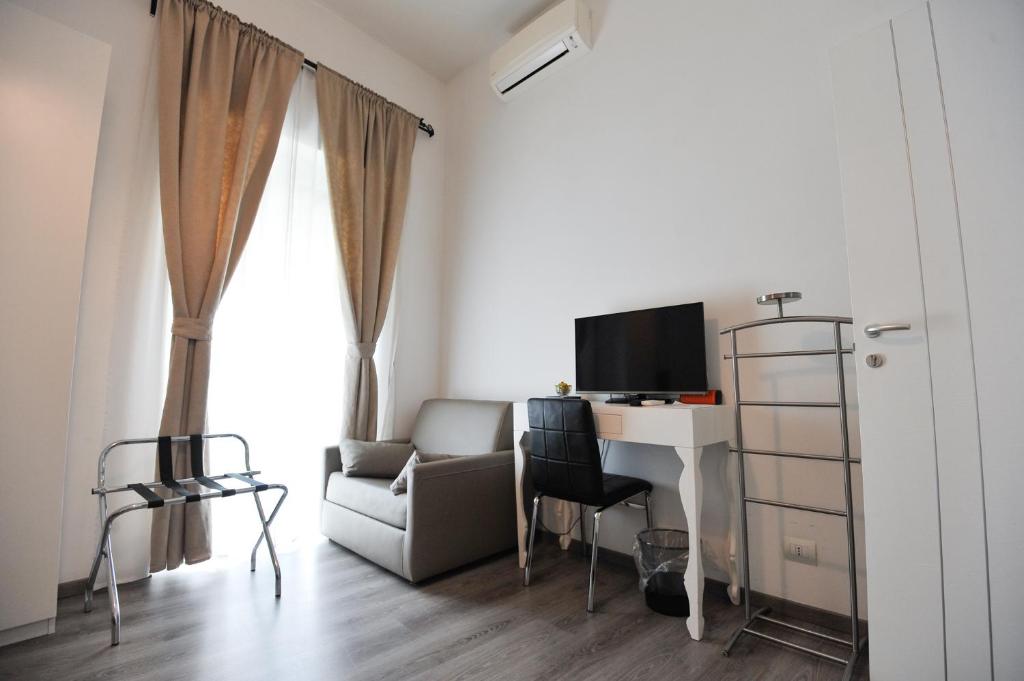 Televízia a/alebo spoločenská miestnosť v ubytovaní Le Fontane di Roma