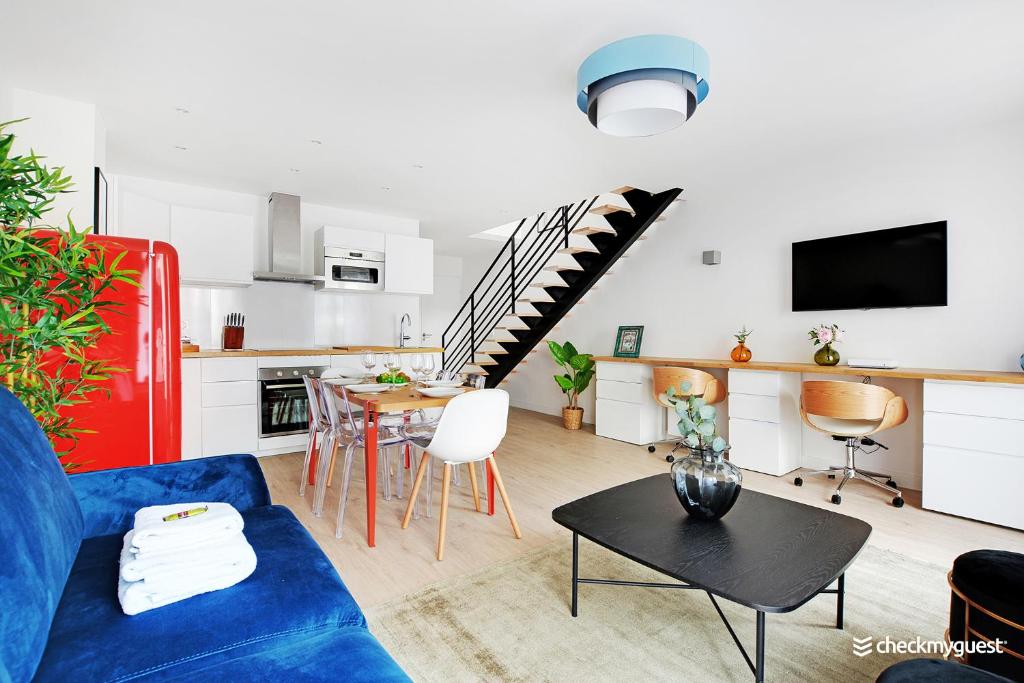 - un salon avec un canapé bleu et un réfrigérateur rouge dans l'établissement Beautiful apartment- 3BR-10P - Montparnasse, à Paris
