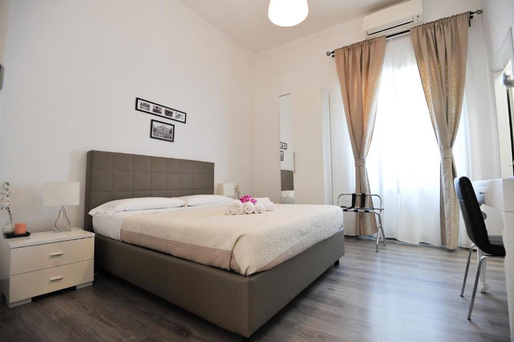 - une chambre avec un lit, une commode et une fenêtre dans l'établissement Le Fontane di Roma, à Rome