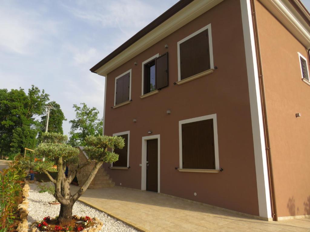 uma prestação de uma casa com uma garagem em Il Tufo em Montesano sulla Marcellana