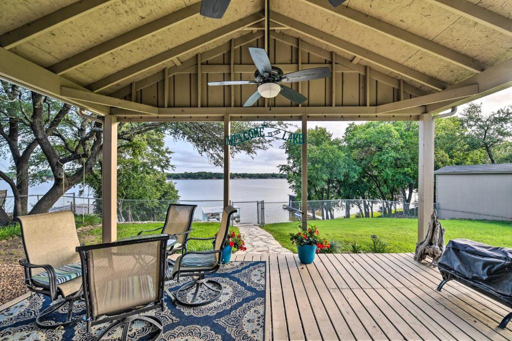 Lakefront Home Less Than 3 Miles to Historic Granbury! - Casa De Vacaciones
