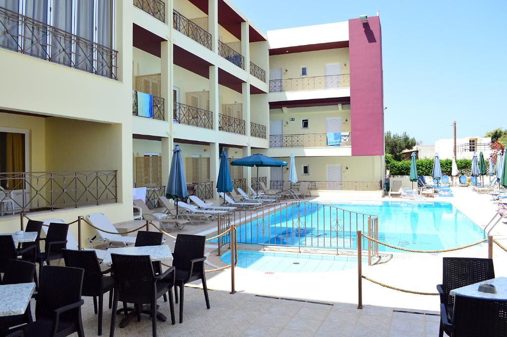 Bazén v ubytování Alexandros Hotel nebo v jeho okolí