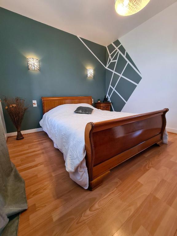 une chambre avec un grand lit dans une pièce dans l'établissement Puy du Fou Maison 12 personnes 4mn du Grand Parc, aux Épesses