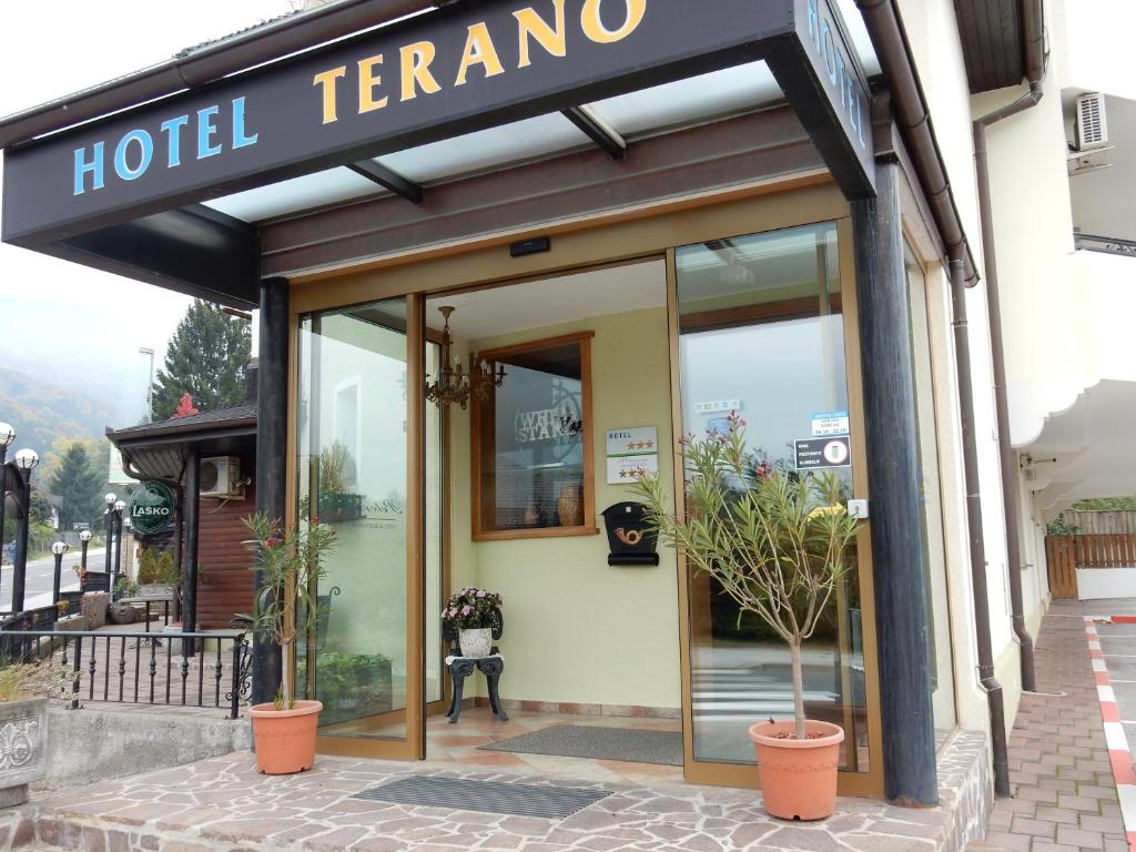 una señal de hotel temomo en la parte delantera de un edificio en Garni Hotel Terano, en Maribor
