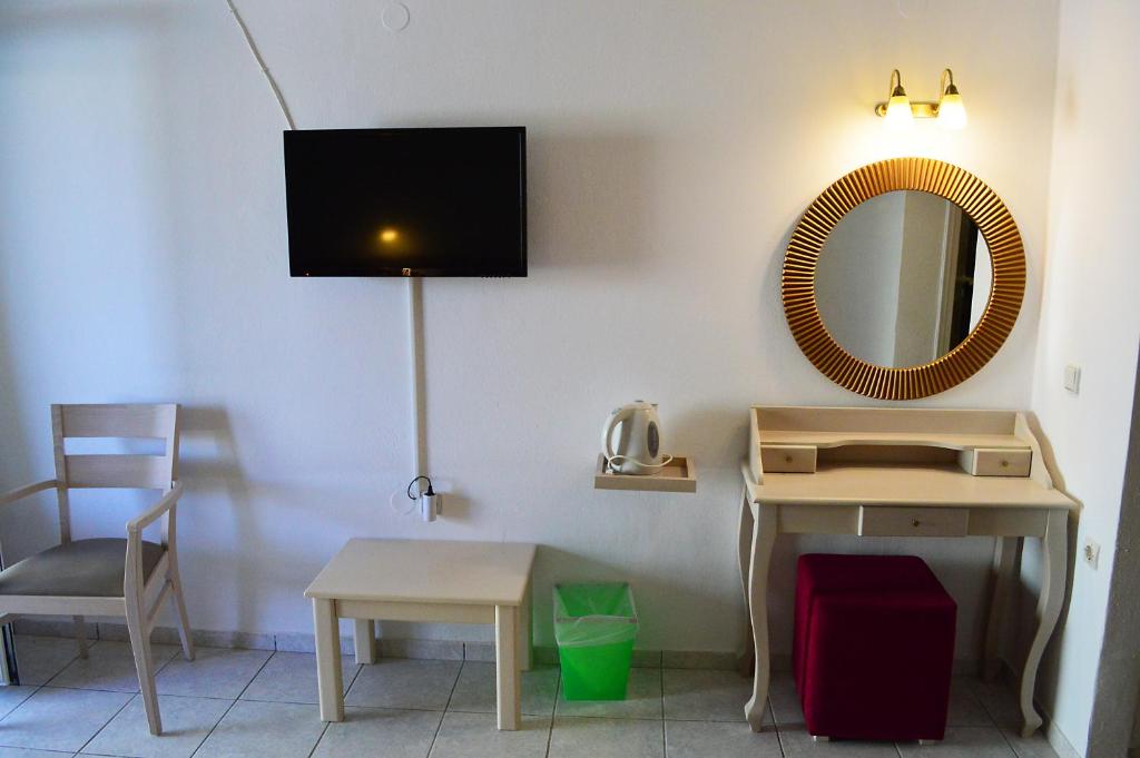 TV a/nebo společenská místnost v ubytování Alexandros Hotel