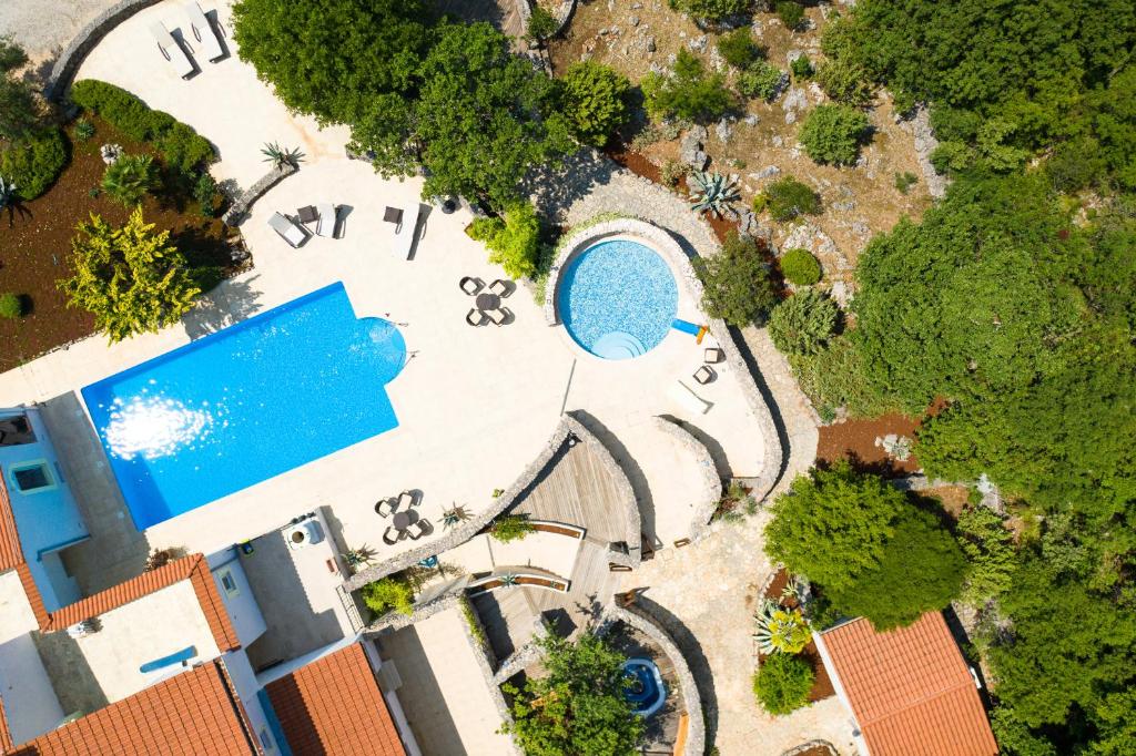 uma vista superior de uma piscina numa casa em Lotus Resort em Brzac