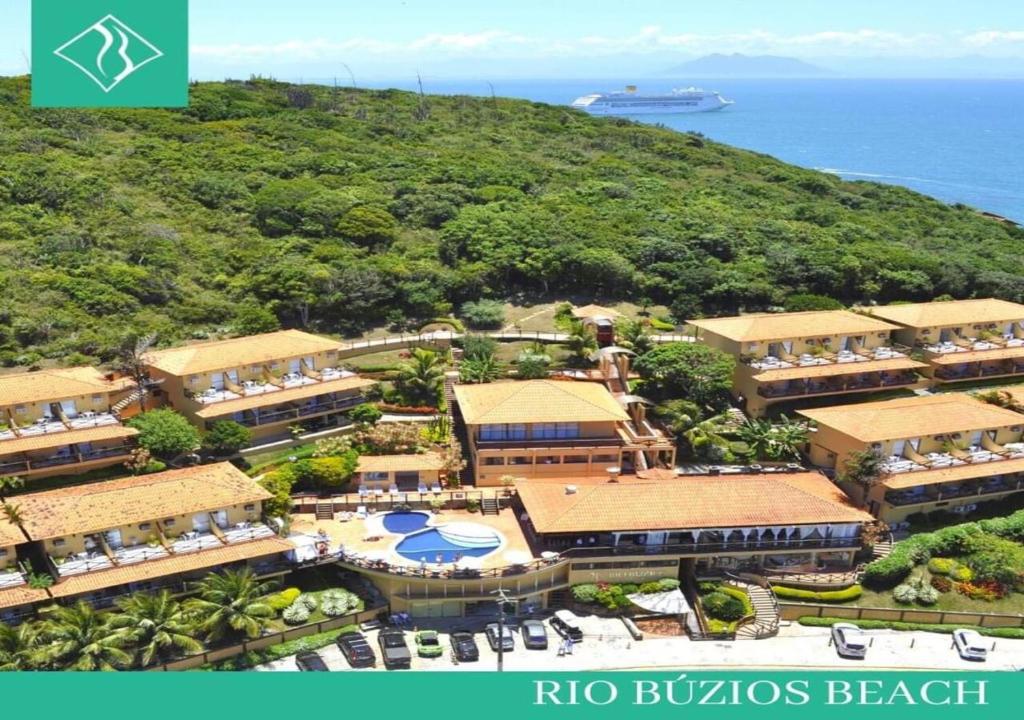 uma vista aérea do rico bulizons beach resort em Rio Búzios Beach Hotel em Búzios