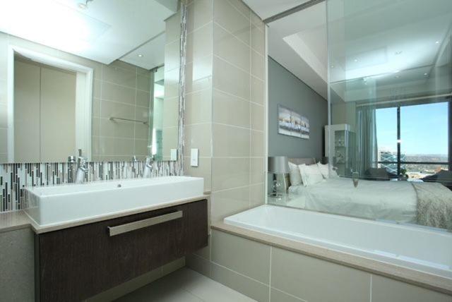 Sandton Skye Exclusive Apartment - One-Bedroom Apartment