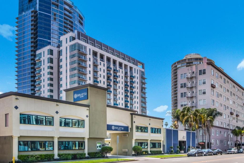 un edificio con dos edificios altos en una ciudad en Inn at 50 - Long Beach Convention Center, en Long Beach