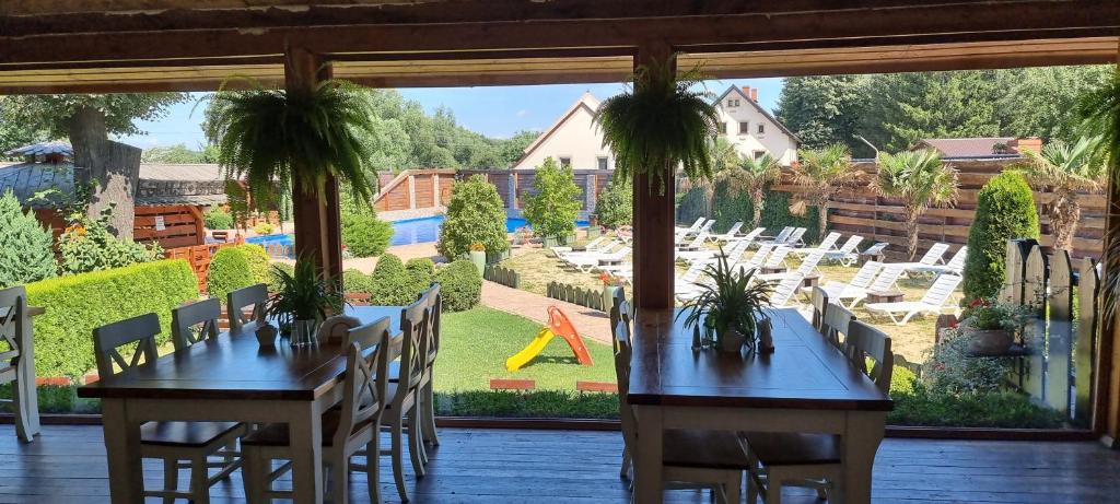 Vonkajšia záhrada v ubytovaní Hotel Karczma u Macieja